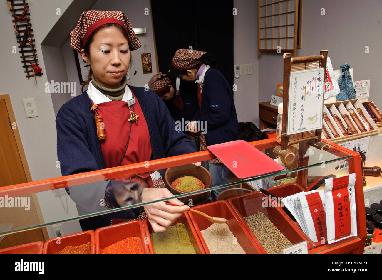 Weibliche Arbeitnehmer mischen bei shichimi yagenbori shichimi, Asakusa, Tokyo, Japan Stockfoto