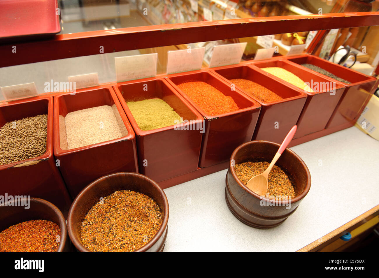 Sieben Arten von shichimi Für das Mischen bei yagenbori shichimi, Asakusa, Tokyo, Japan bereit, Stockfoto