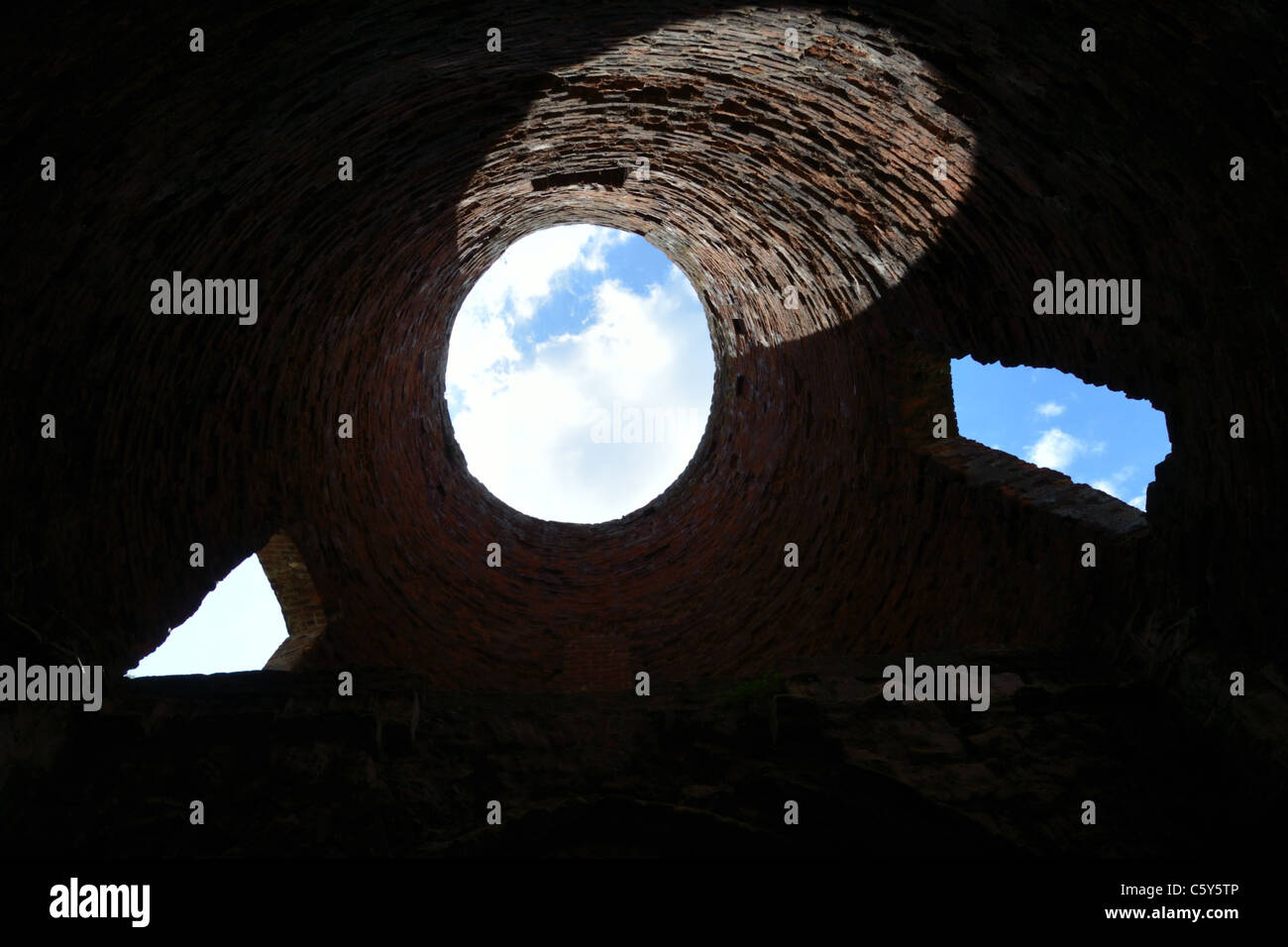 St. Benet Mühle, Norfolk - blickte zum Himmel Stockfoto