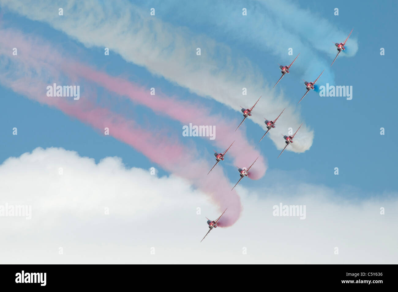 British Royal Air Force militärischen Kunstflug Team der Red Arrows in Taifun Bildung anzeigen und Rauch auf führen Sie eine anmutige Wende Stockfoto