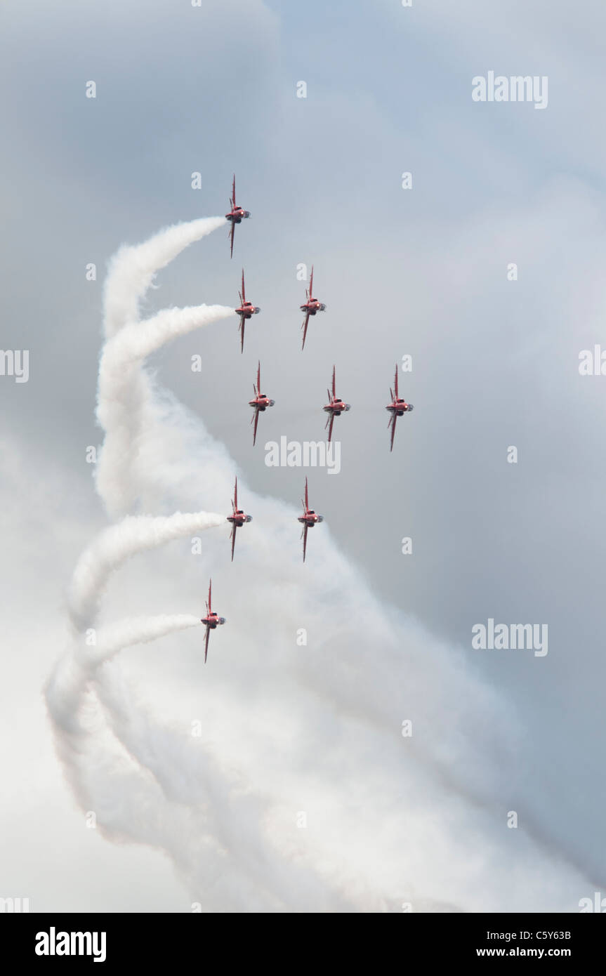British Royal Air Force militärischen Kunstflug display Team der Red Arrows in Eagle-Formation und Rauch auf führen Sie eine anmutige Wende Stockfoto