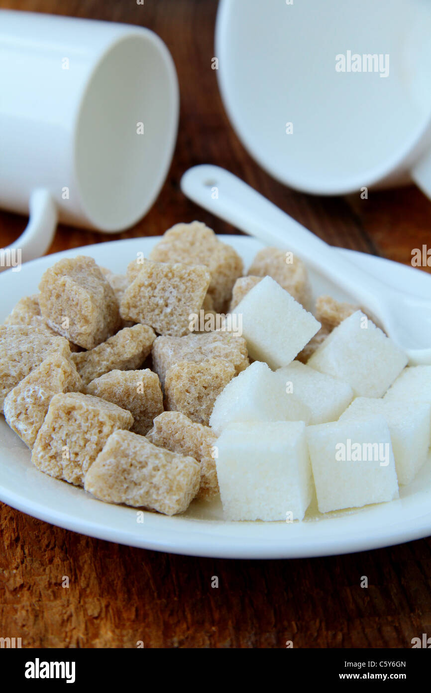 Verschiedene Arten von Zucker - Raffinade, brauner Zucker Stockfoto