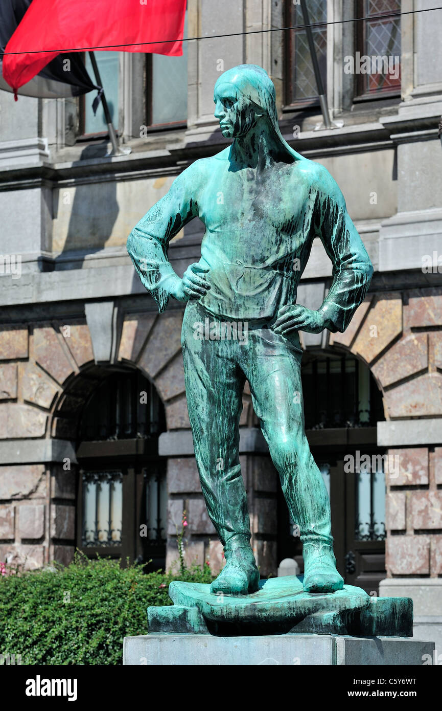 Bronzeskulptur De Buildrager / Arbeid Vrijheid / Dock Arbeiter bei der Stadt Antwerpen, Belgien Stockfoto