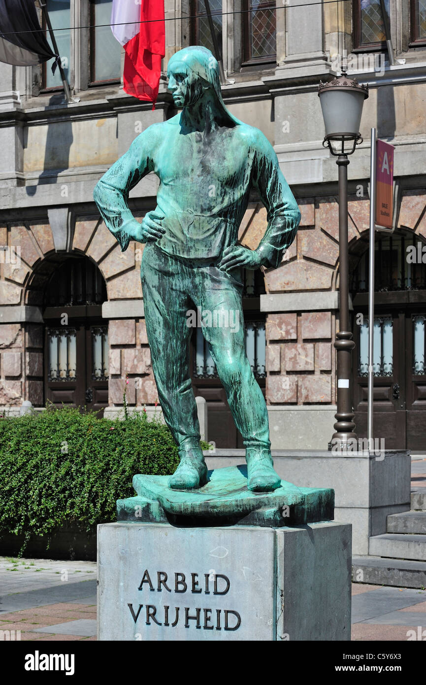 Bronzeskulptur De Buildrager / Arbeid Vrijheid / Dock Arbeiter bei der Stadt Antwerpen, Belgien Stockfoto