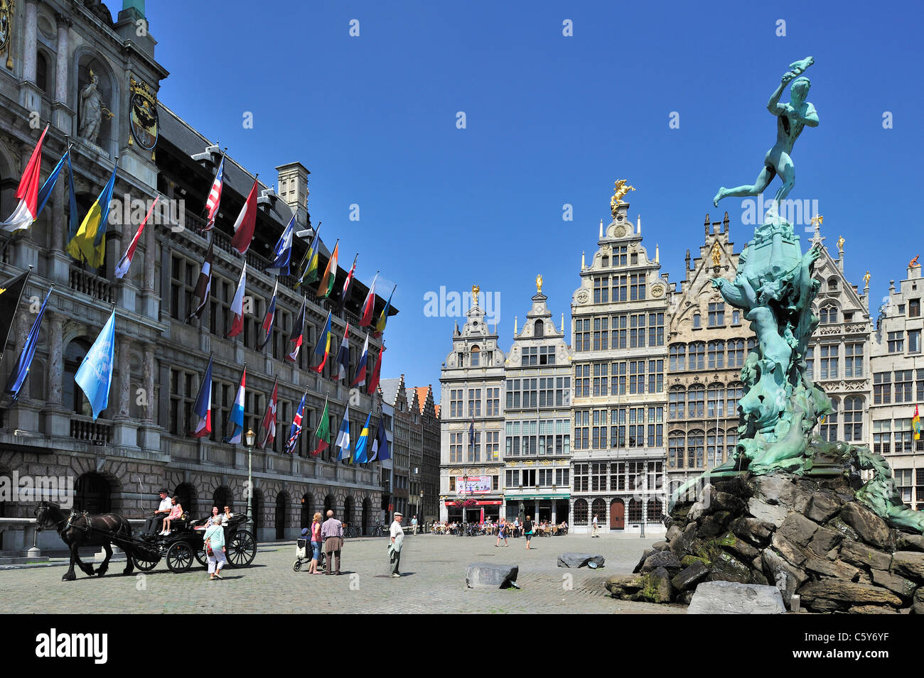Antwerpen Rathaus, Zunfthäuser, die Statue von Brabo und Wagen auf dem Grote Markt / Main Square / Grand Place, Belgien Stockfoto