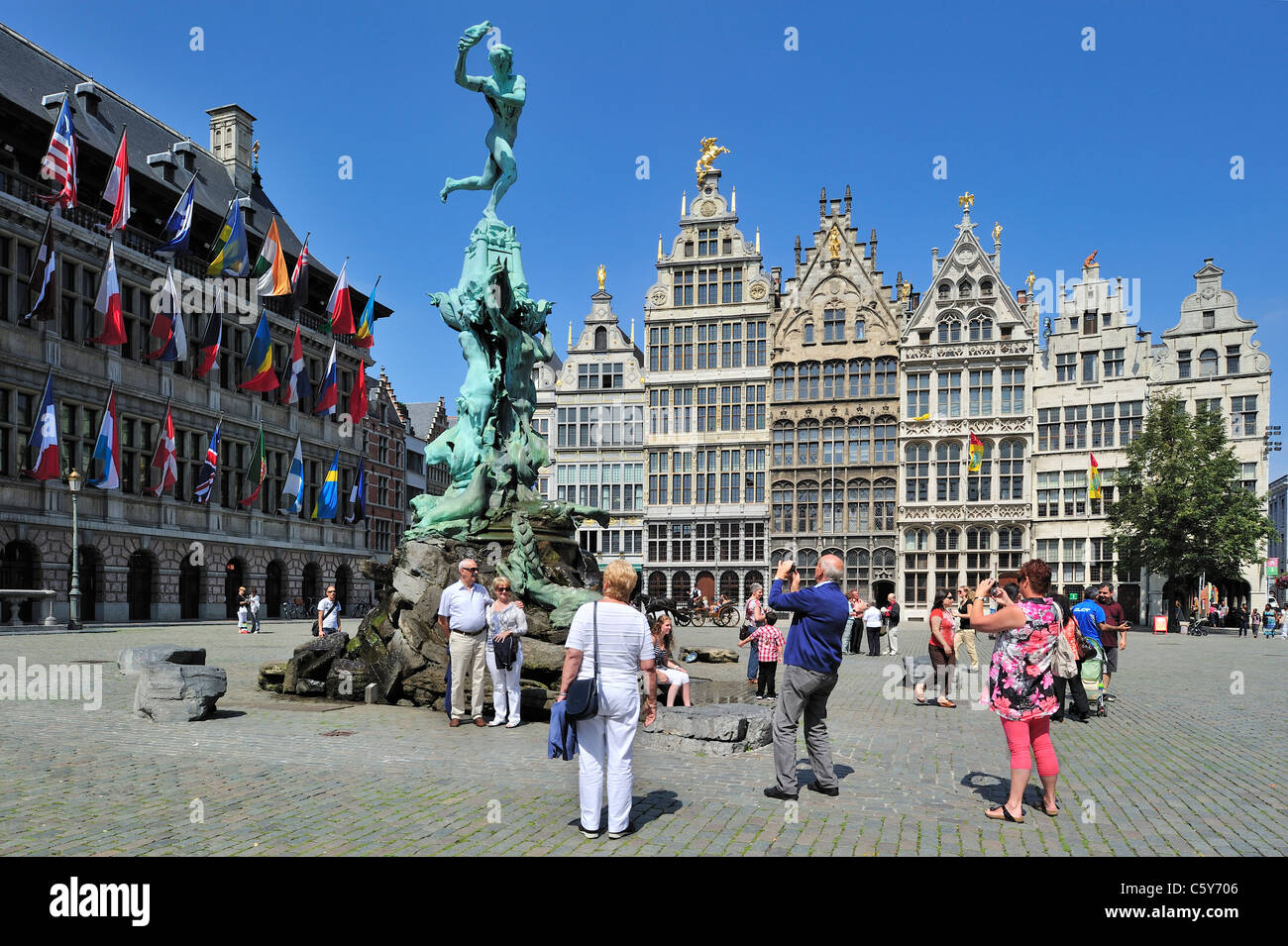 Antwerpen Rathaus, Zunfthäuser, die Statue von Brabo und Touristen posiert auf dem Grote Markt / Main Square / Grand Place, Belgien Stockfoto