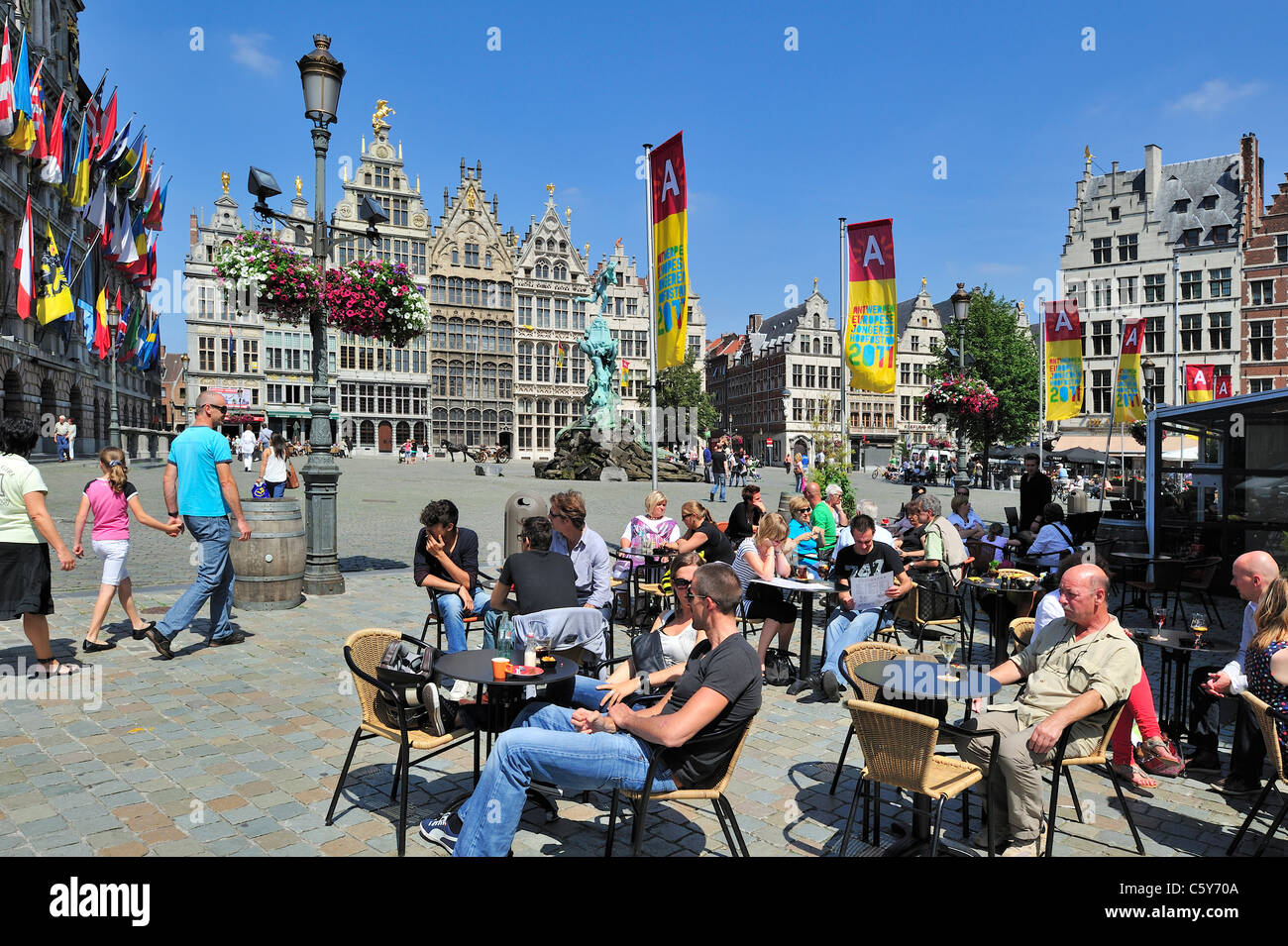 Touristen sitzen auf der Terrasse des Straßencafé auf dem Grote Markt / Hauptplatz / Grand Place in Antwerpen Stadt im Sommer, Belgien Stockfoto