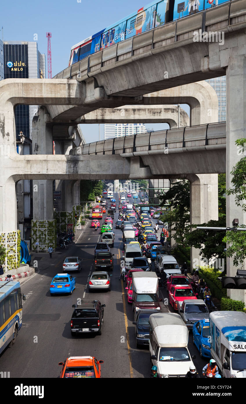 Schwerverkehr und Skytrain in Bangkok, Thailand Stockfoto