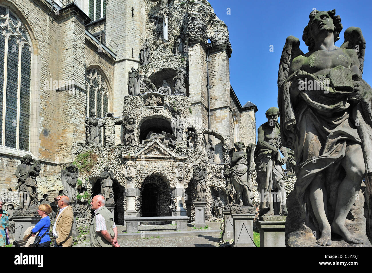 Weg des Kreuzes / Via Dolorosa mit Kalvarienberg außerhalb der Kirche St. Paul in der Stadt Antwerpen, Belgien Stockfoto