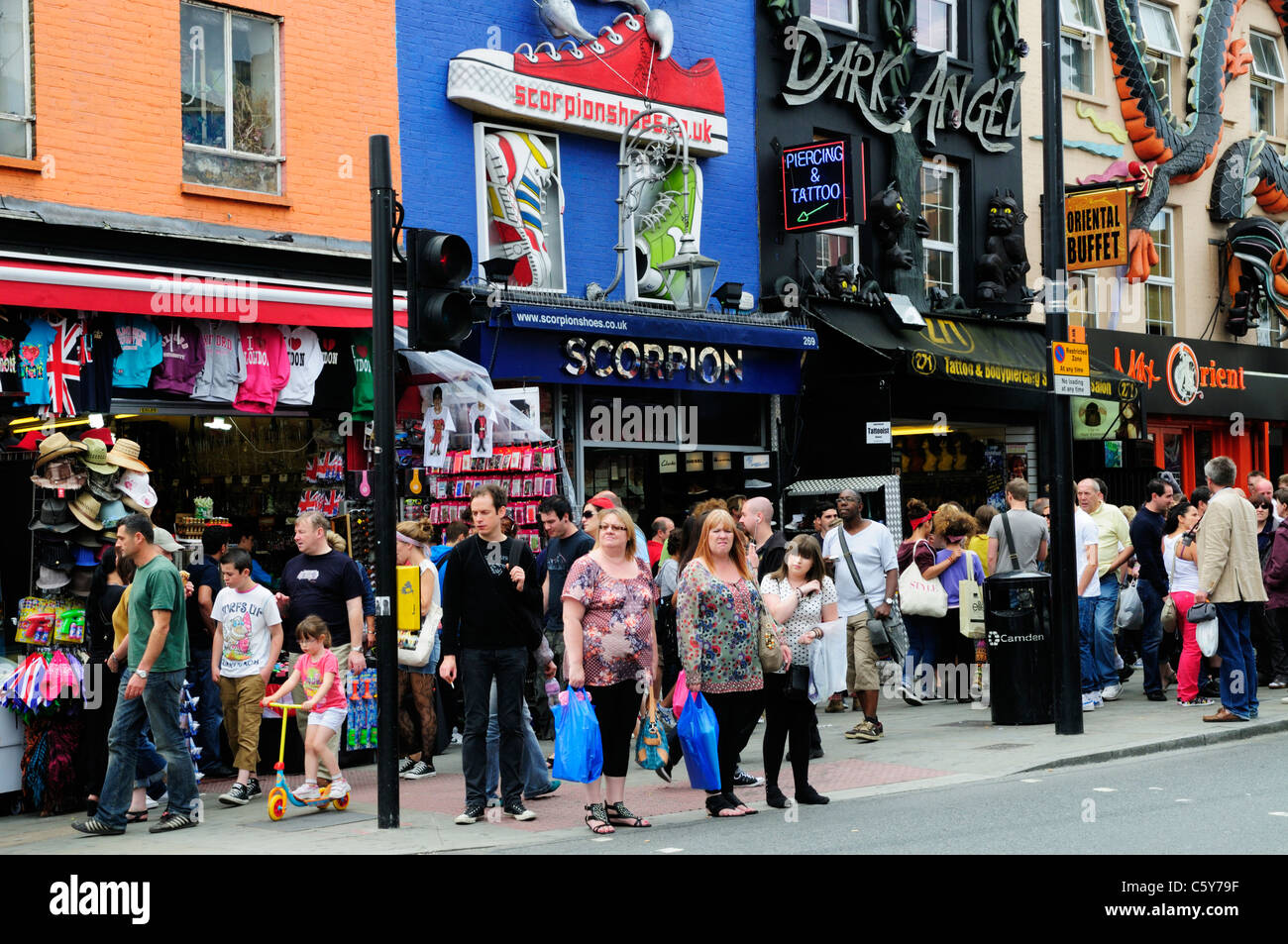 Shopper am Camden High Street, London, England, Vereinigtes Königreich Stockfoto