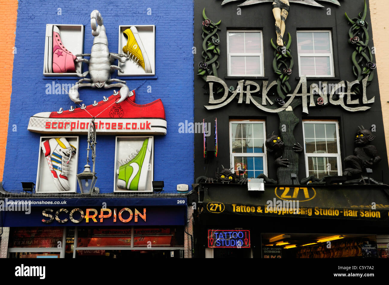 Geschäfte auf der Camden High Street, London, England, Vereinigtes Königreich Stockfoto