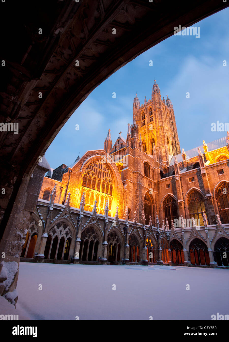 Die Kathedrale von Canterbury mit Schnee bedeckt in der Abenddämmerung in Canterbury, Kent, UK. Stockfoto