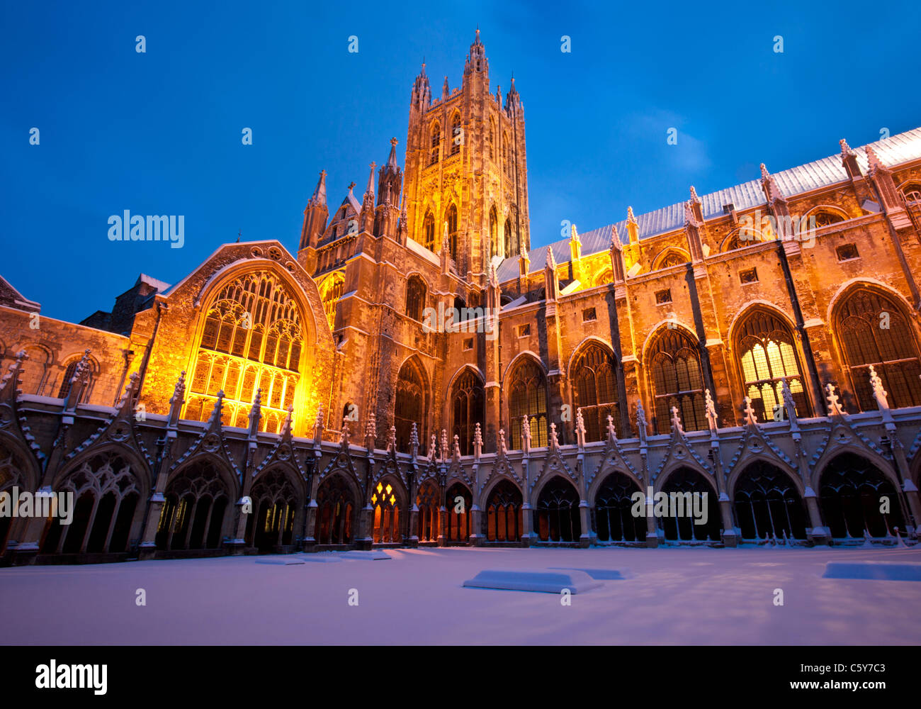Die Kathedrale von Canterbury mit Schnee bedeckt in der Abenddämmerung in Canterbury, Kent, UK. Stockfoto
