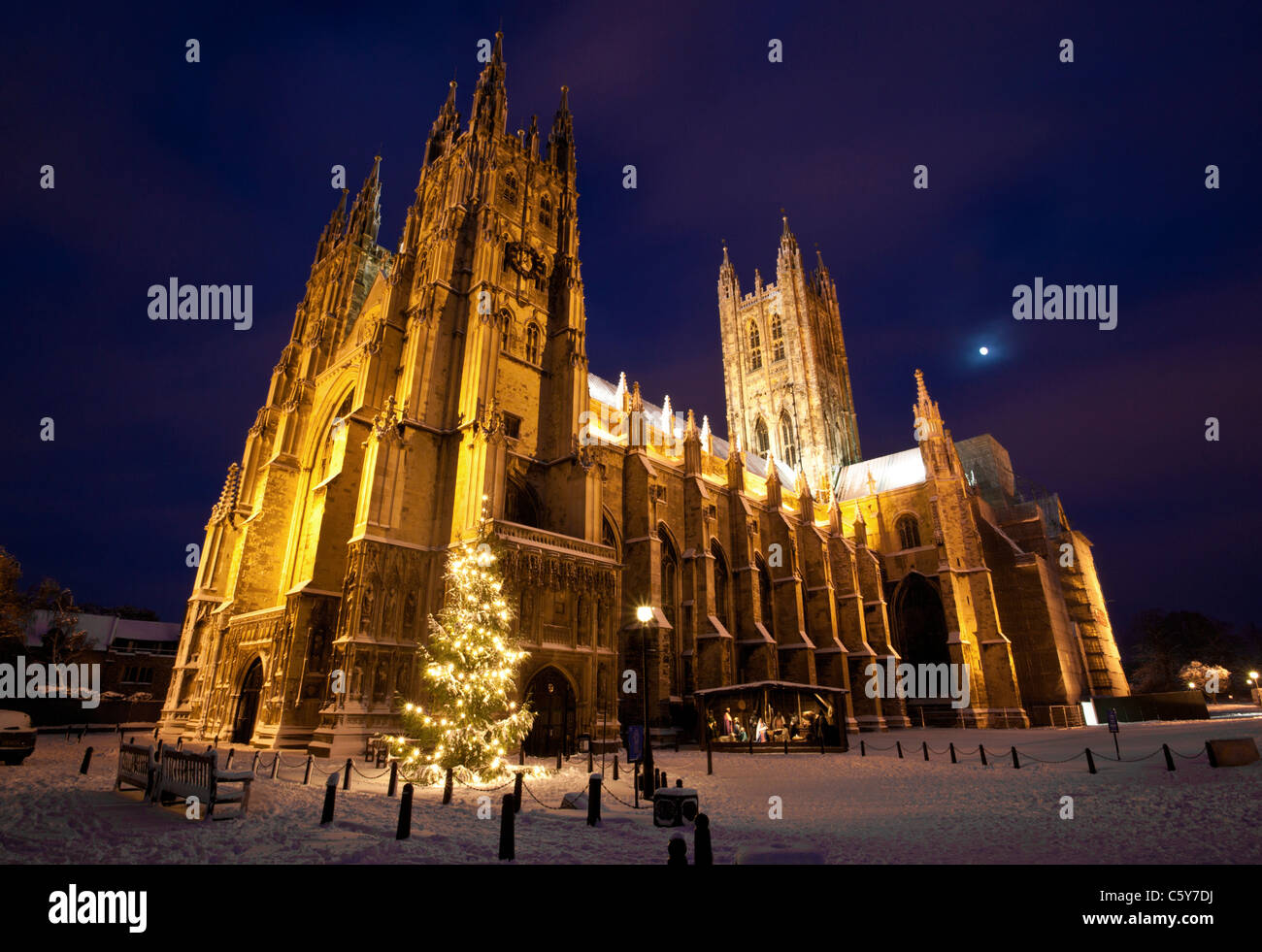 Die Kathedrale von Canterbury im Schnee mit Weihnachtsbaum und Stall mit Krippe in Canterbury, Kent, UK. Stockfoto