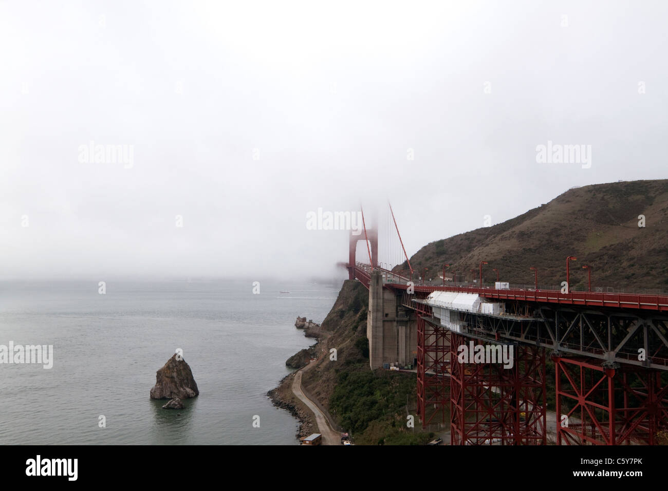 Ein Blick auf die Golden Gate Bridge an einem nebligen Morgen Stockfoto