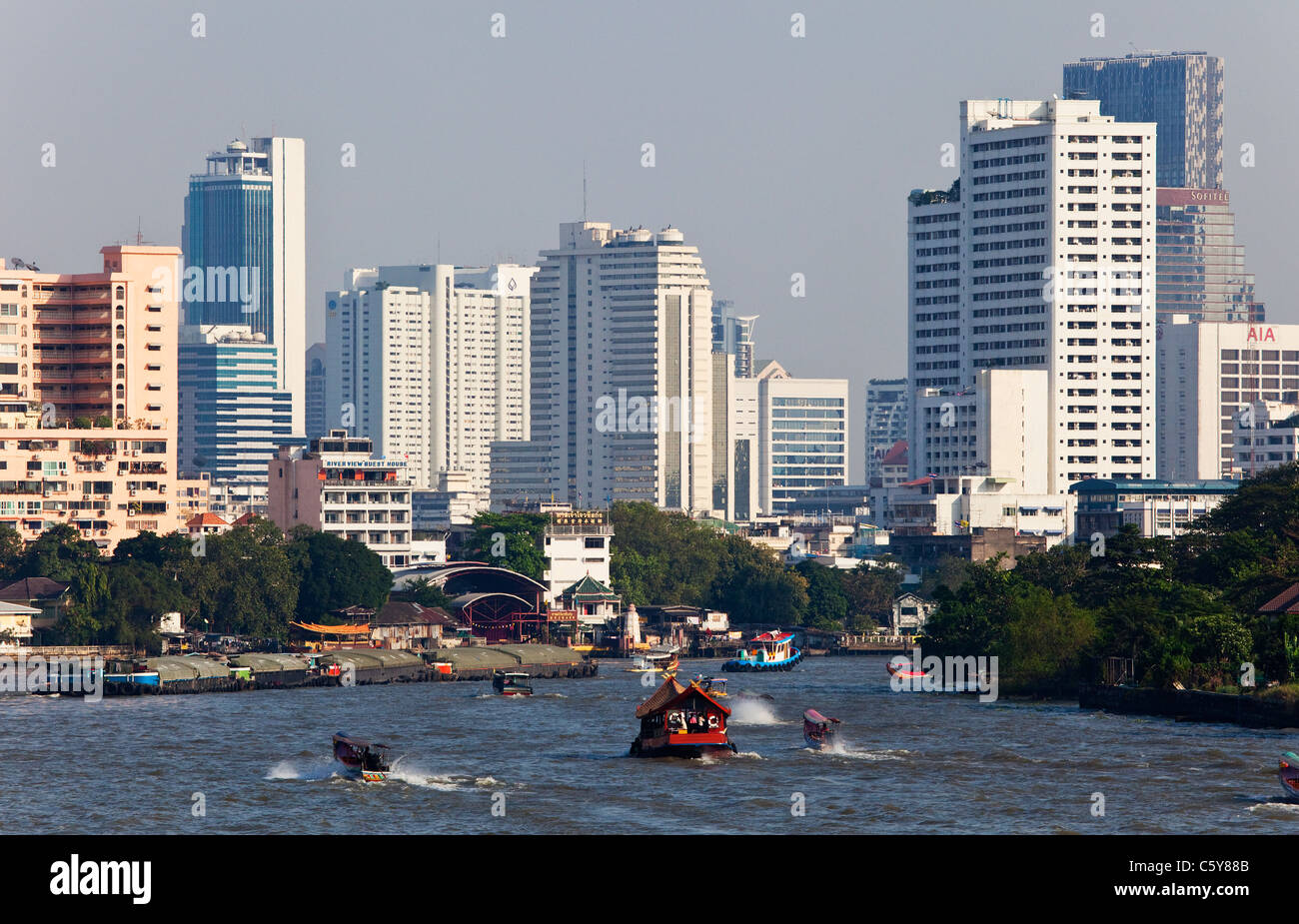 Chao-Phraya-Fluss und die Skyline von Bangkok, Thailand Stockfoto