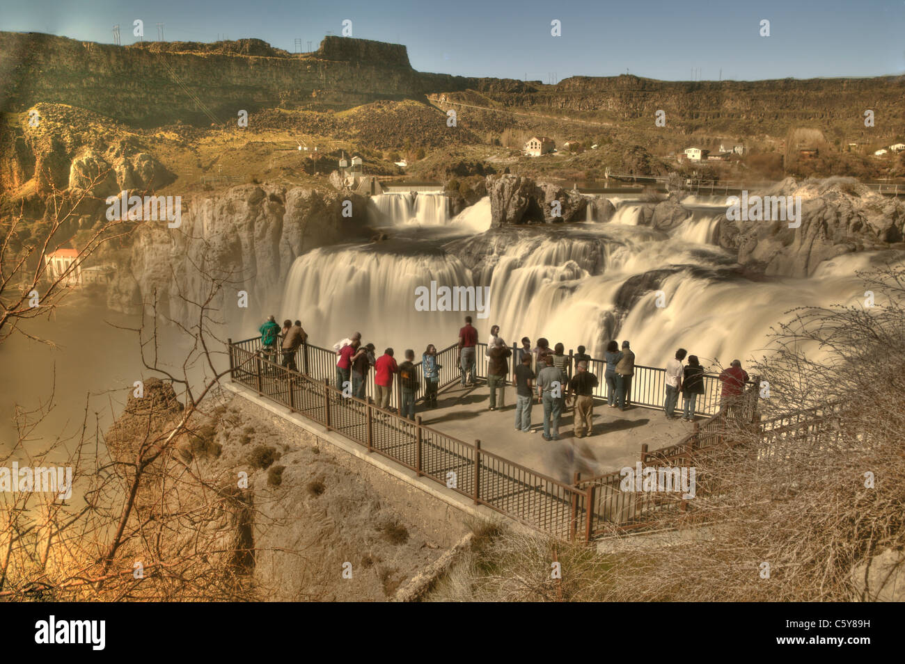 Eine Masse von Menschen sehen Shoshone Falls aus der übersehen, im Frühjahr in einem Zeitraum von hoher Durchfluss, Twin Falls, Idaho Stockfoto