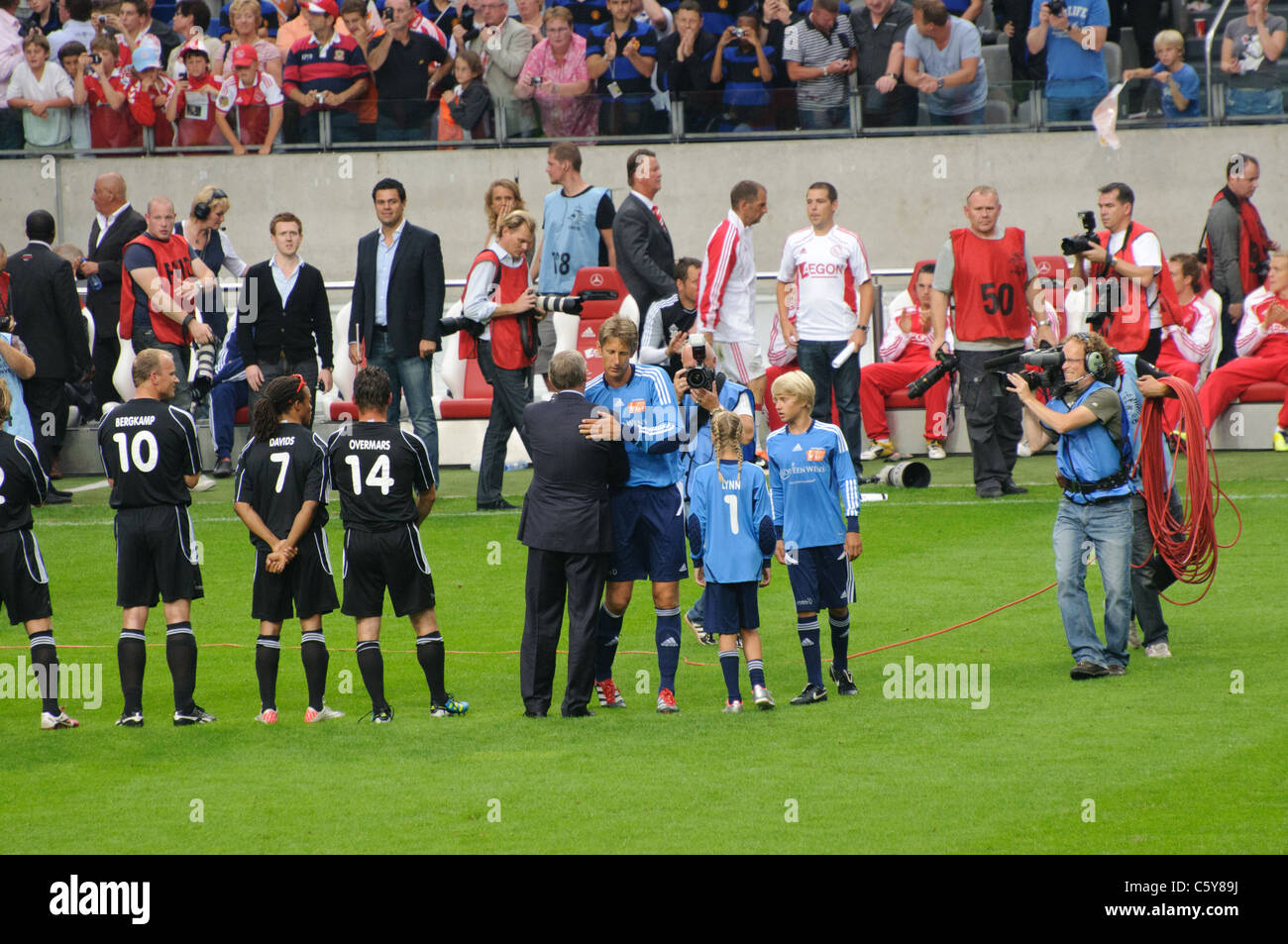 Edwin van der Sar Gruß Sir Alex Ferguson vor seinem Abschied-Spiel. Stockfoto