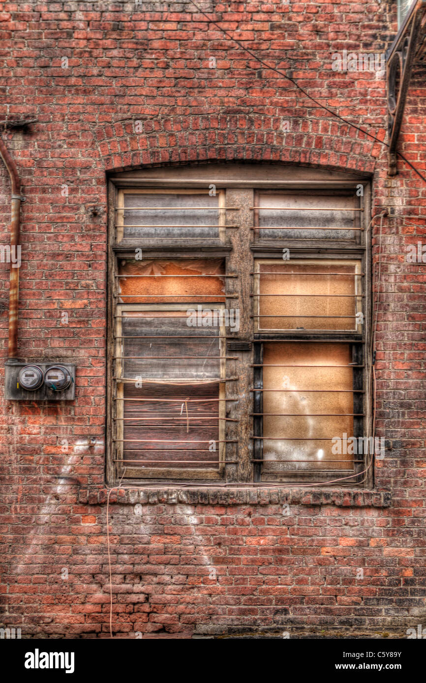 Idaho, Lincoln County, Wallace, multi-verglasten, gesperrt, Fenster mit leicht gewölbter Deckel und Utility mit dem roten Ziegelgebäude Stockfoto