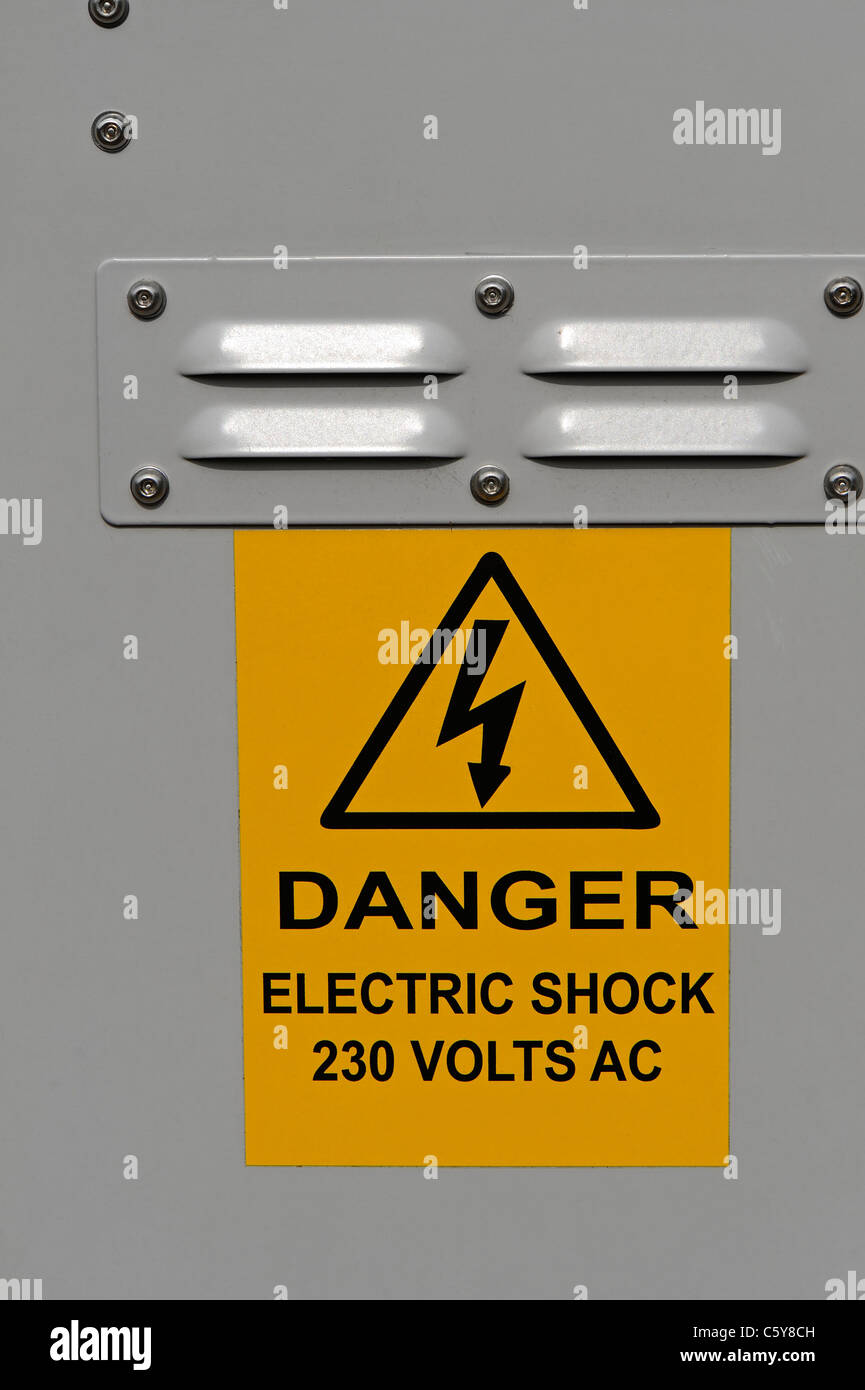 Strom, Gefahr von Stromschlag Warnhinweis an einem Metallschrank befestigt. Stockfoto