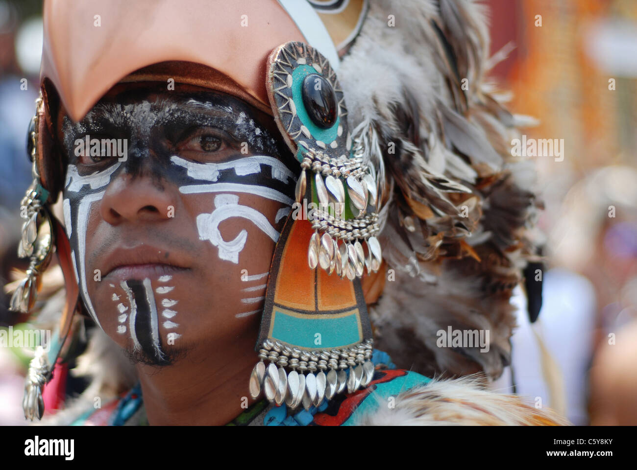 Tribal Indian im Frack. Stockfoto