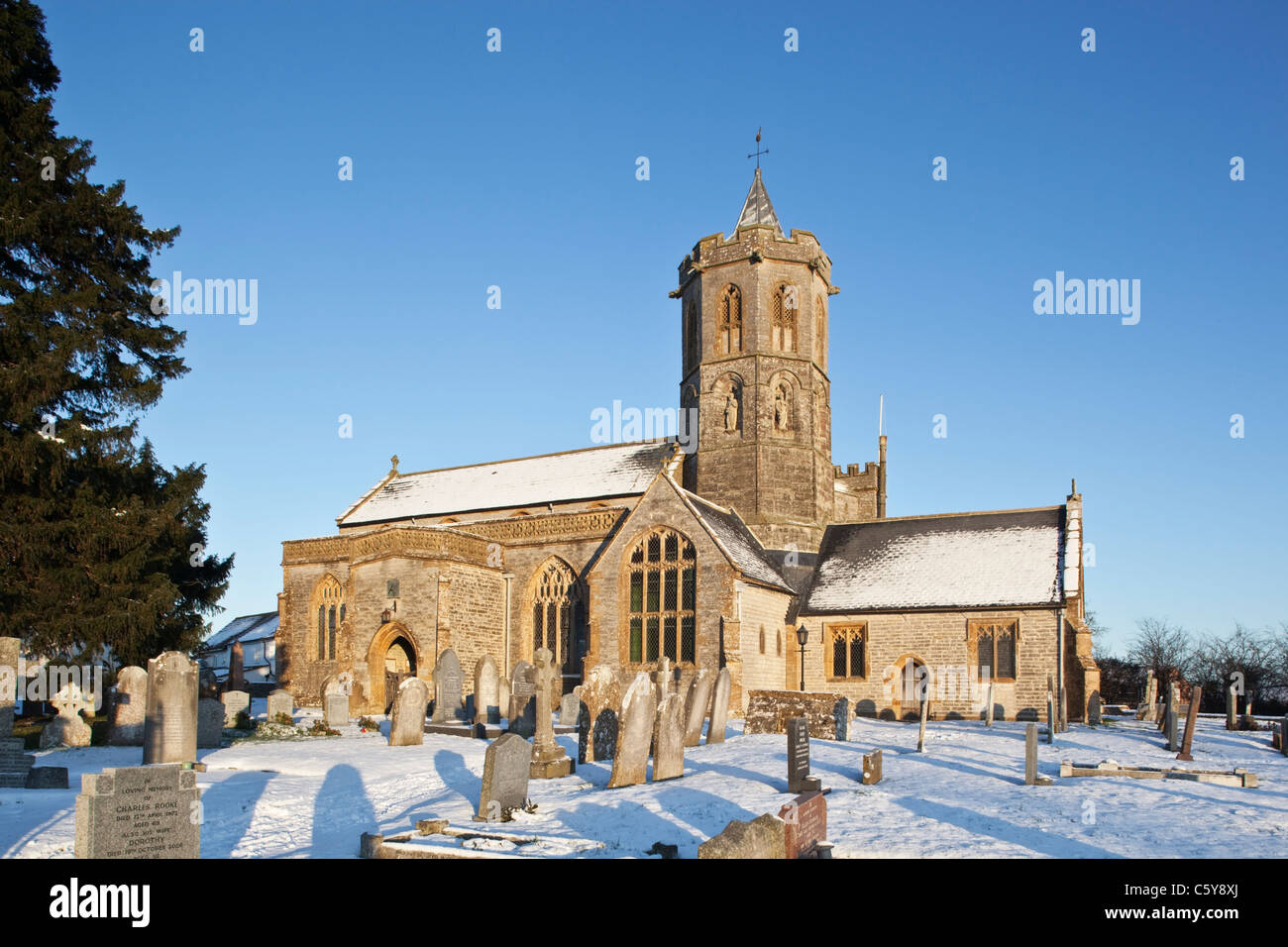 Dorfkirche im schnee -Fotos und -Bildmaterial in hoher Auflösung – Alamy