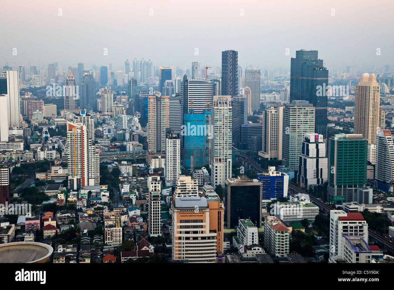 Skyline von Bangkok im Nebel, Thailand Stockfoto