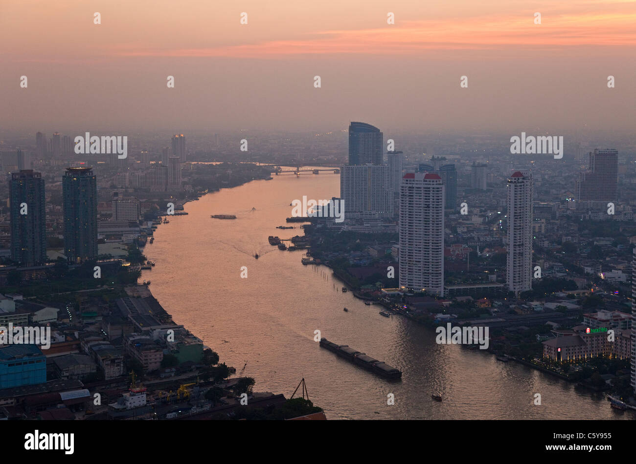 Bangkok Skyline bei Sonnenuntergang, Thailand Stockfoto