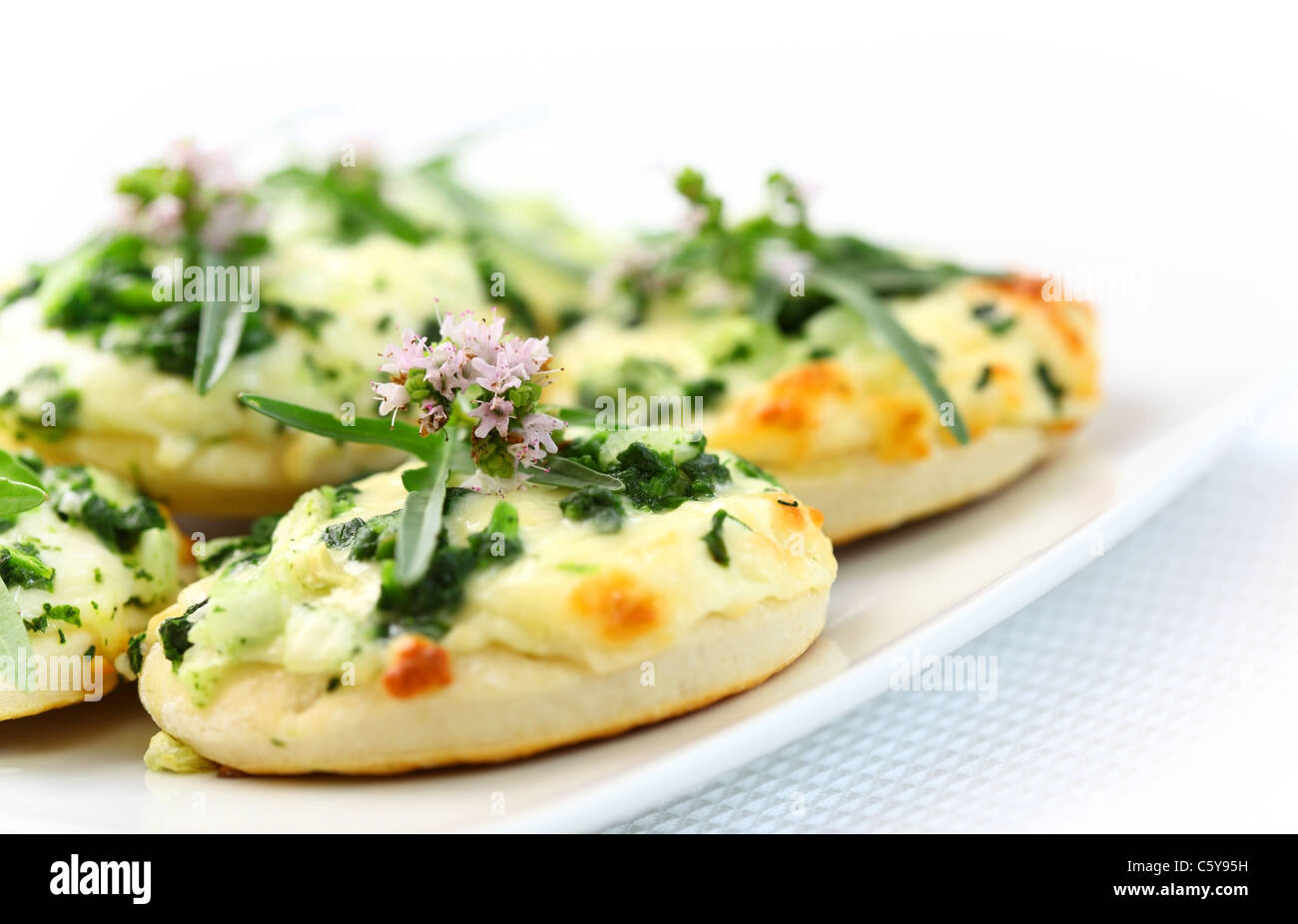 Kleine Kuchen mit Spinat und Käse als Vorspeise Stockfoto