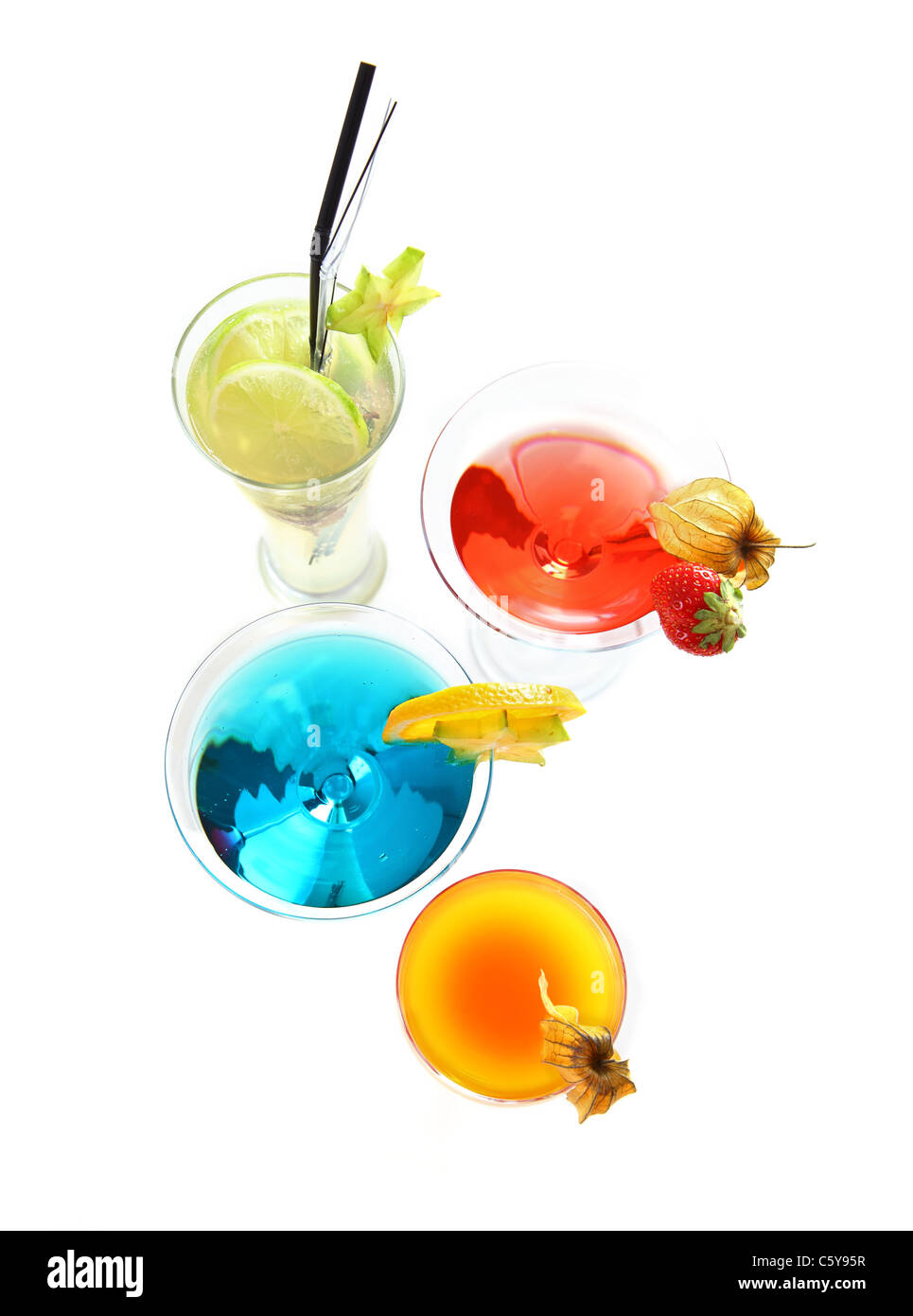 Verschiedene Cocktails oder Longdrinks, garniert mit Früchten Stockfoto
