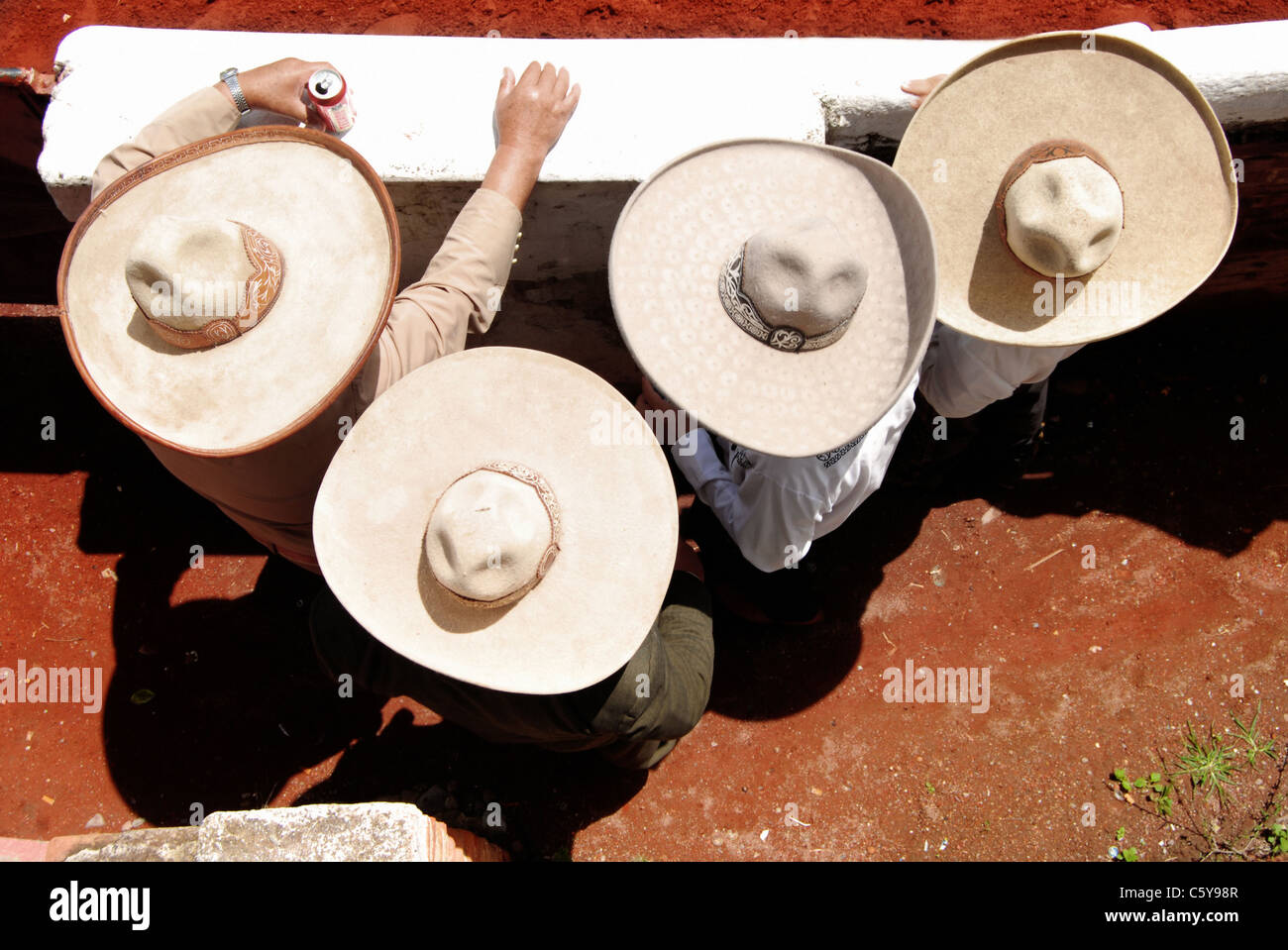 Mexikanische Cowboys versammeln sich auf dem Gelände der lokalen Rodeo. Stockfoto