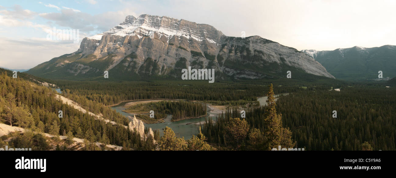 Panoramablick auf Mount Rundle und die Hoodoos im Banff National Park, AB, Canada Stockfoto