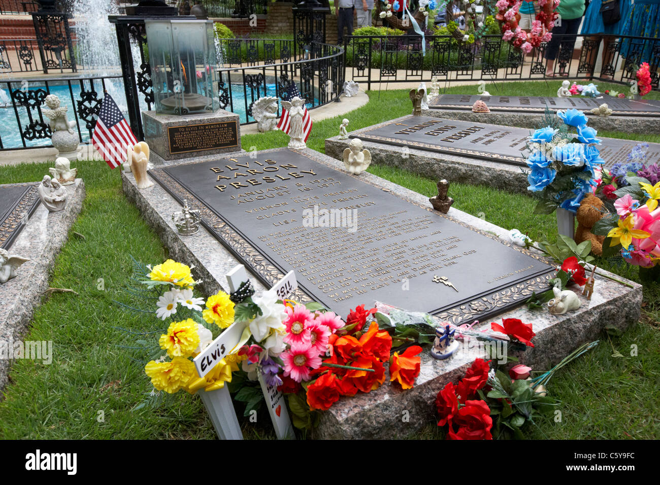 Elvis Presley-Grab im Meditationsgarten in Graceland Memphis Tennessee Usa Stockfoto