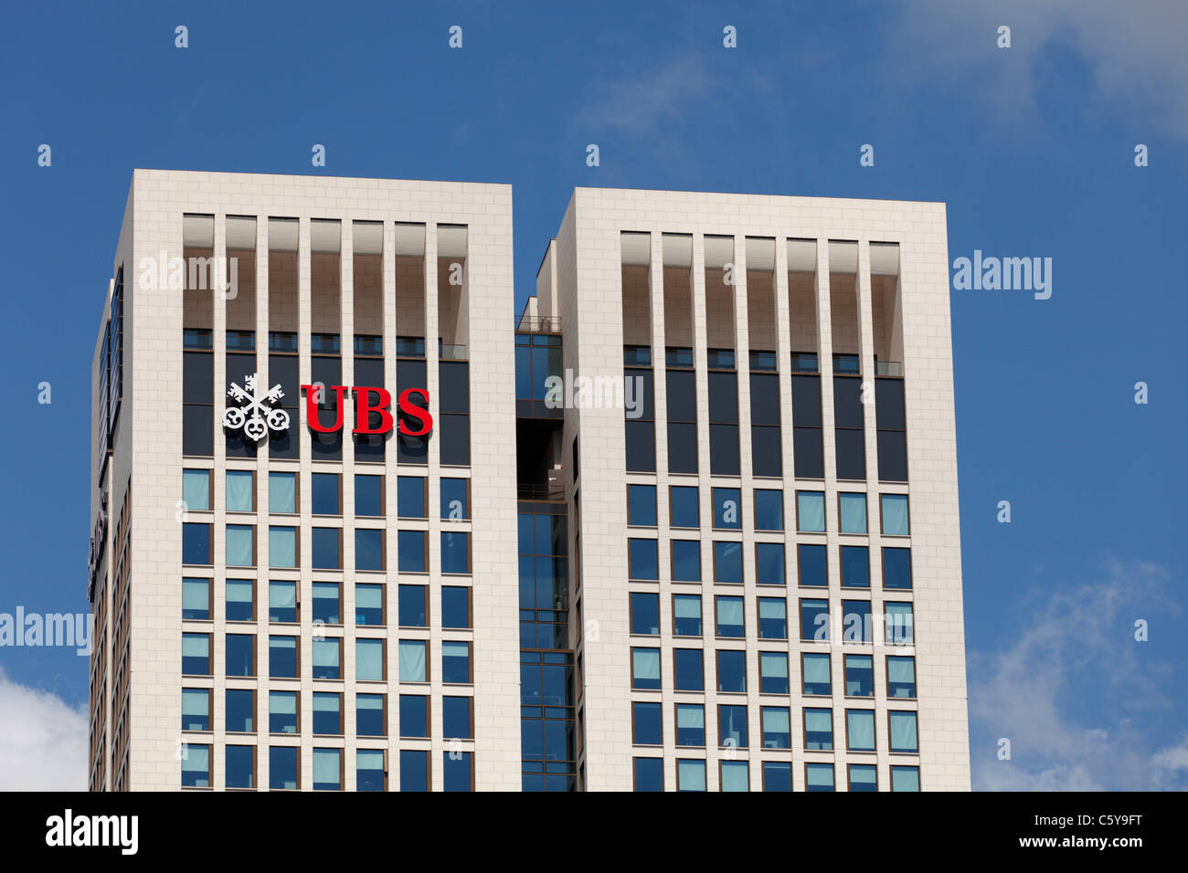 Das UBS-Logo auf der Seite der OpernTurm Wolkenkratzer in Frankfurt am Main, Deutschland. Stockfoto