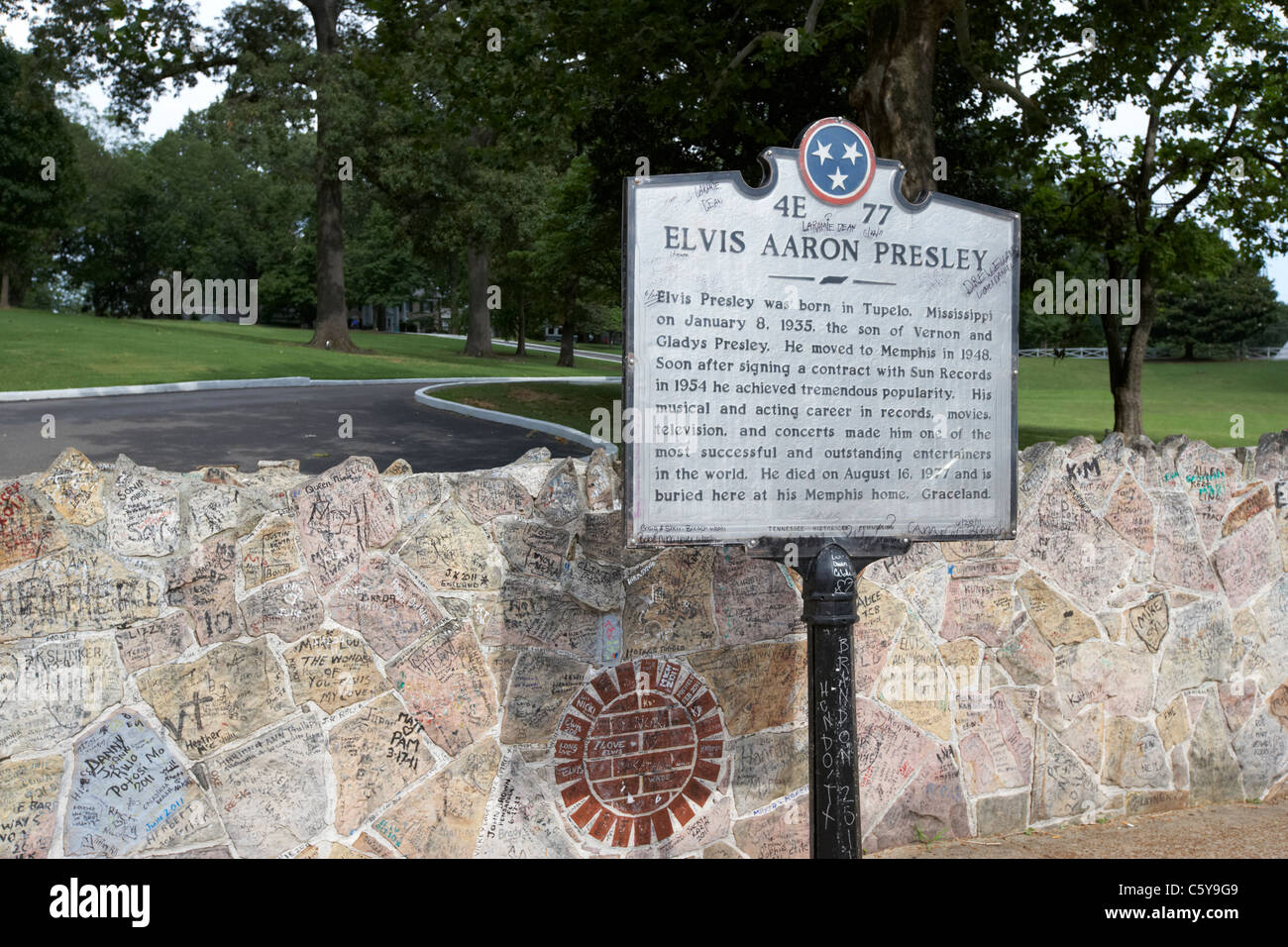 Elvis Presley Marker Leistungsschild und niedrigen Mauer außerhalb Graceland Memphis Tennessee Usa Stockfoto