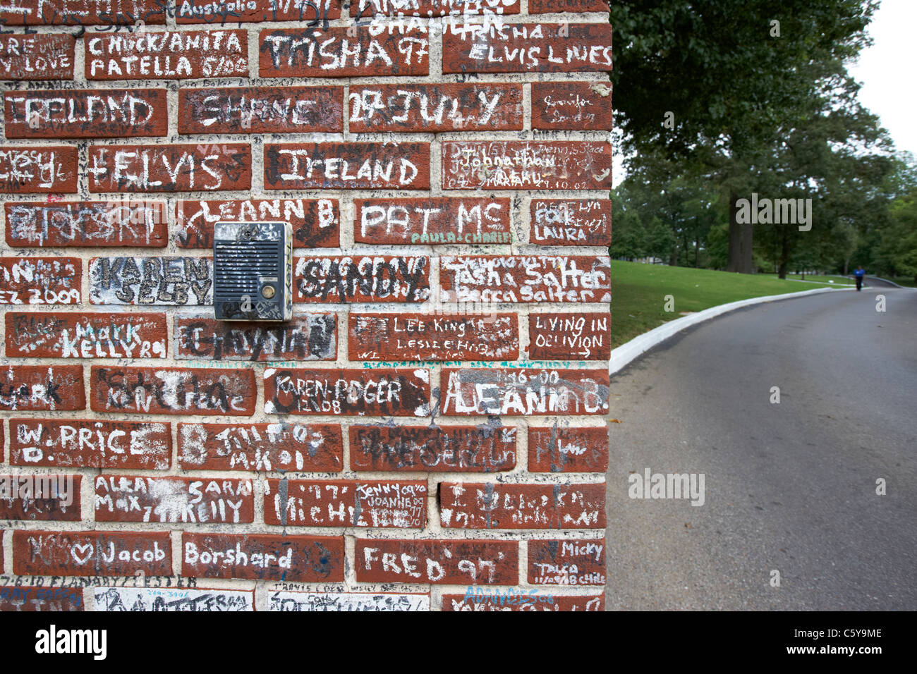 alten Intercom-Taste an Wand bedeckt Graffiti außerhalb Graceland Memphis Tennessee usa Stockfoto