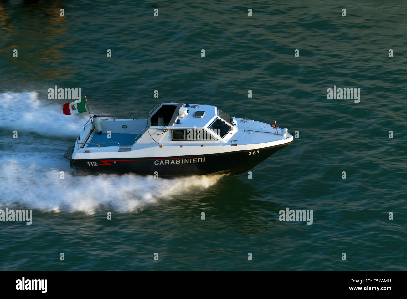 Venedig-Polizeiboot am Mittelmeer zu beschleunigen, da er ein Schiff in den Hafen begleitet. Stockfoto