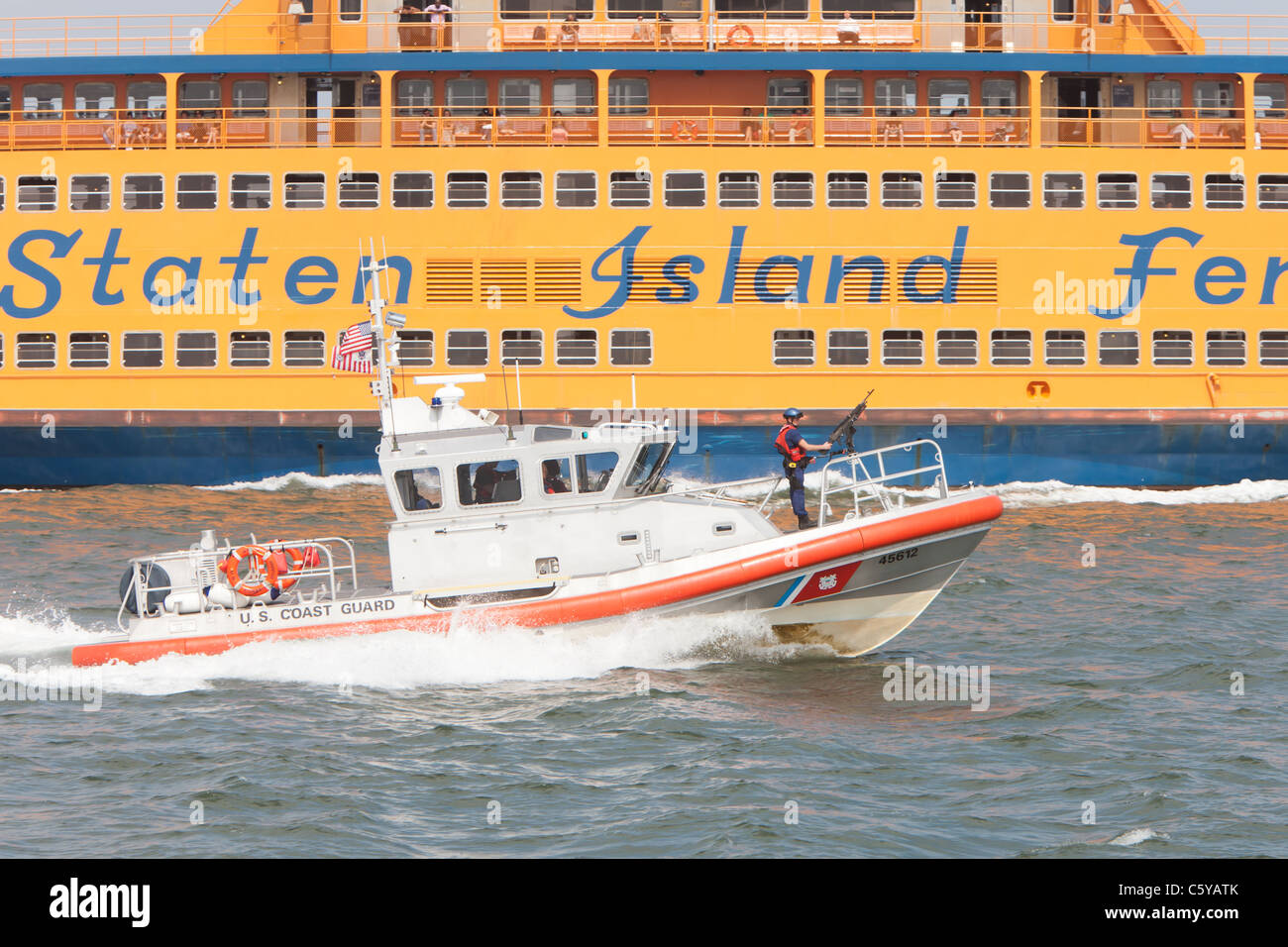 U.S. Coast Guard Antwort Boot-Medium (RB-M) 45612 geht durch die Staten Island Ferry auf einer Mission im Hafen von New York. Stockfoto
