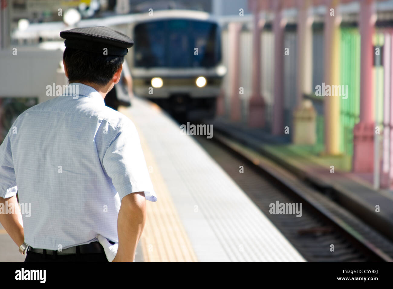 Herannahender JR-Zug am Nara Bahnhof in Japan mit wartenden Stationsmitarbeitern. Stockfoto