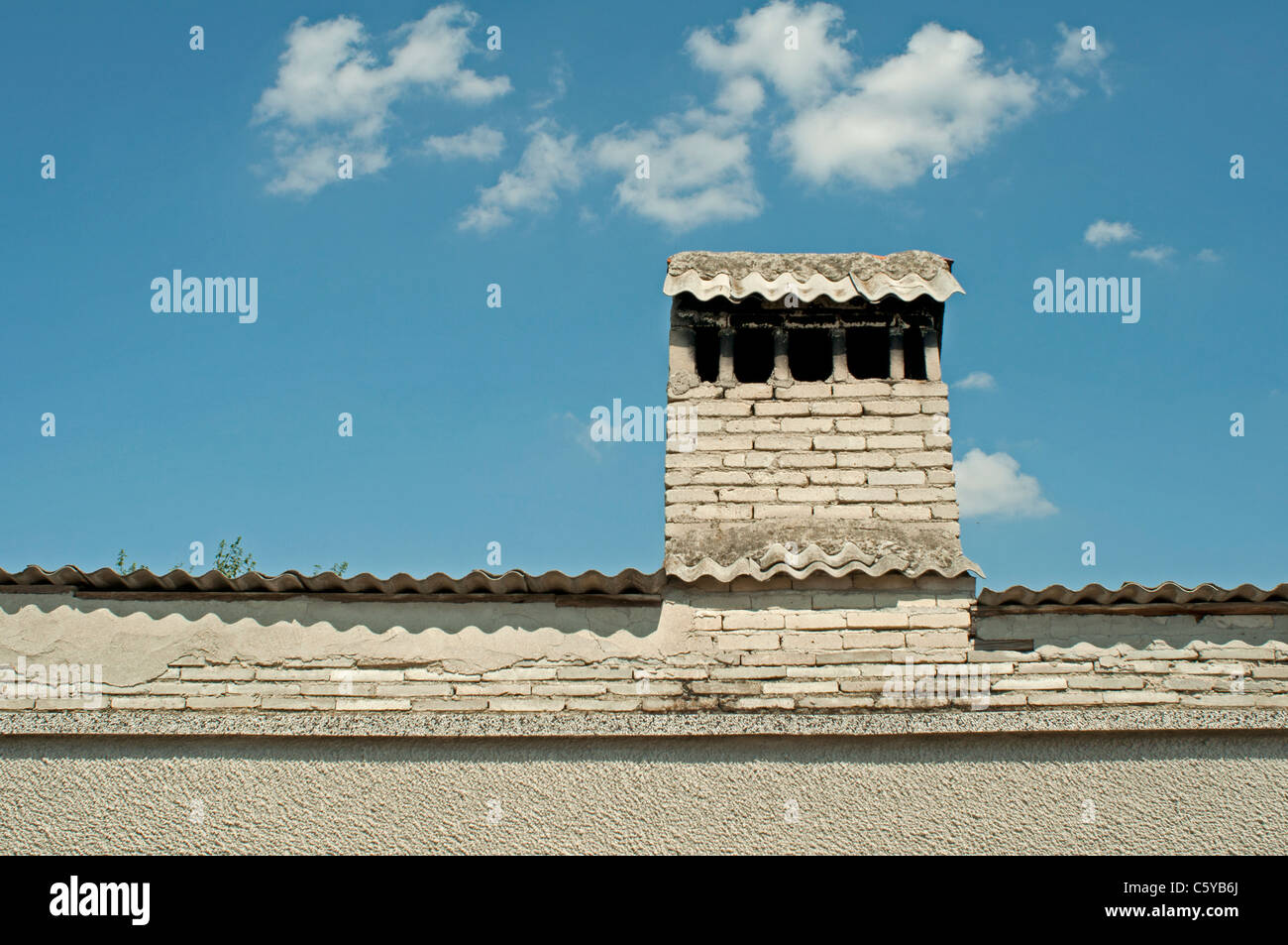 Weißes Dach mit Kamin. Horizontales Bild Stockfoto
