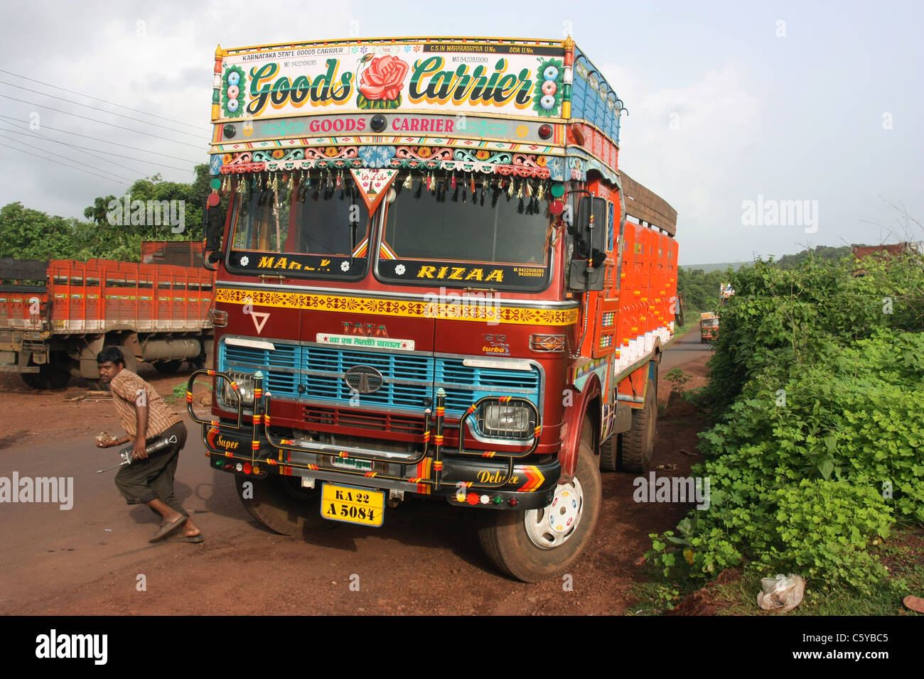 Fahrer fährt über stark befahrene Straße während der Reparatur unterteilt LKW in Karnataka, Indien Stockfoto