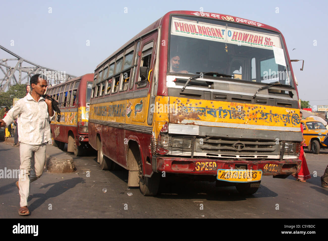 Passagiere, die zum lokalen Bus in der Nähe von Howrah Brücke Kolkata Indien Stockfoto