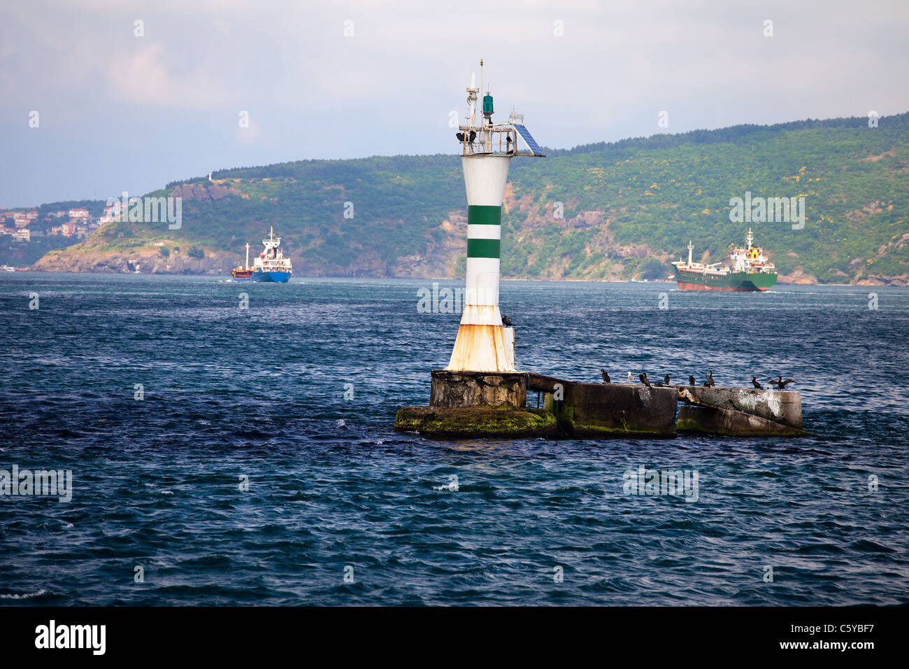 Kleiner Leuchtturm mitten in der Bosporus-Meerenge in der Türkei Stockfoto