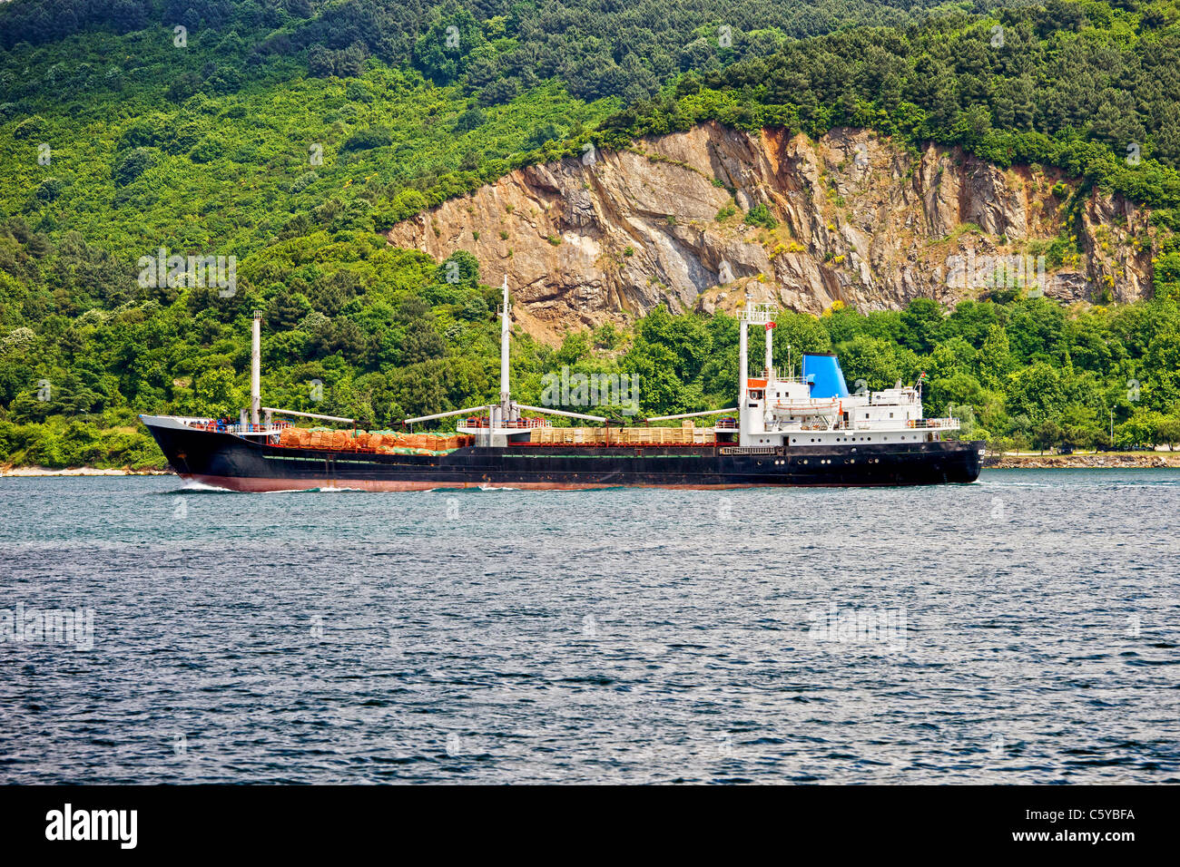 Frachter in der malerischen Landschaft des Bosporus in der Türkei Stockfoto
