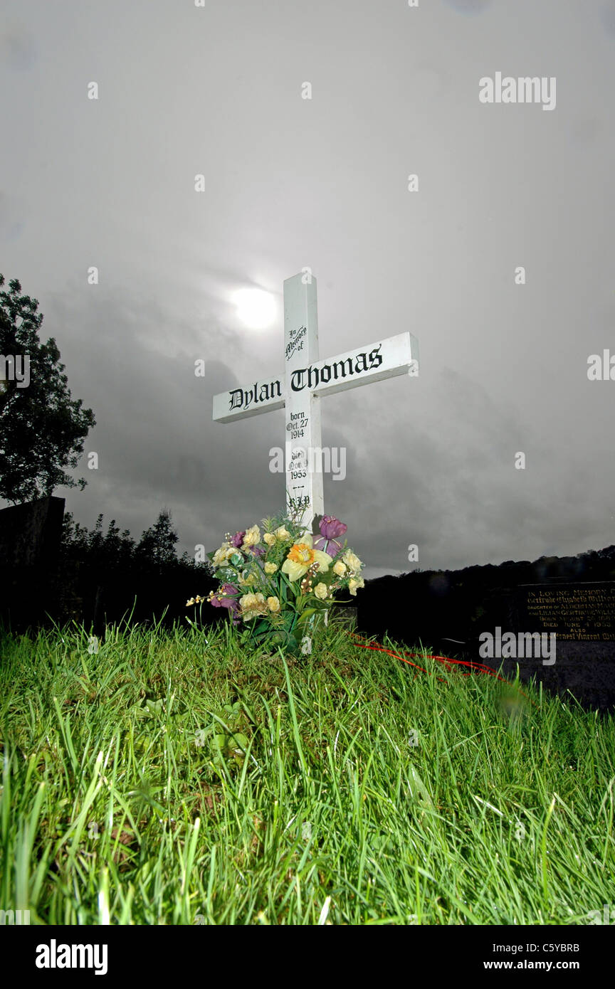 Dylan Thomas Grab am St.-Martins-Kirche in Laugharne, Carmarthenshire, Südwesten von Wales. Stockfoto