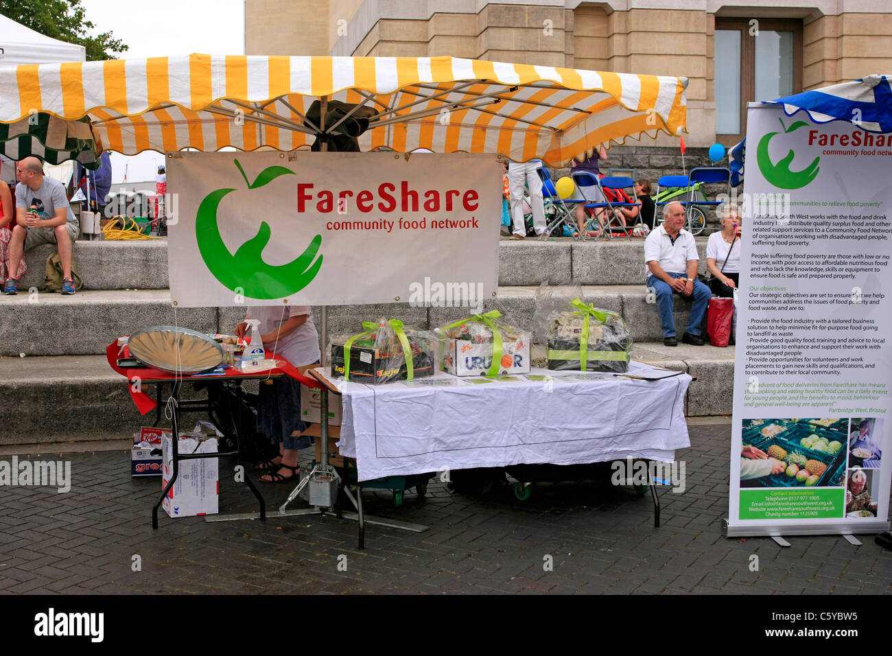 FareShare Futterboxen für unterhalb der Armutsgrenze lebenden Menschen in Bristol Stockfoto