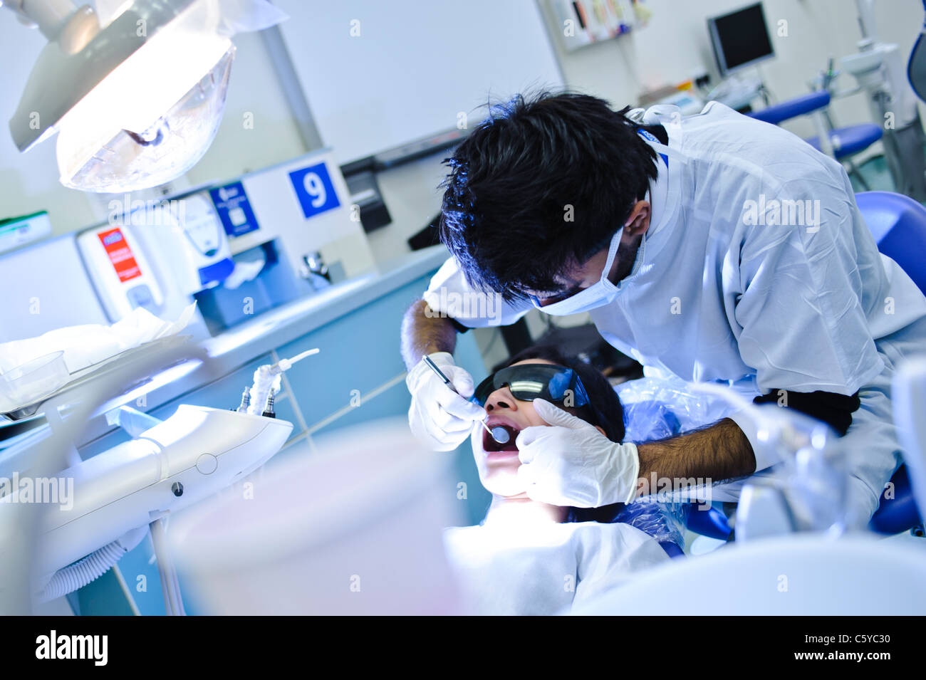 Männliche Zahnmedizin Studenten durchführen Zahnarztpraxis auf weibliche Zahnmedizin Studenten im klinischen Umfeld Zahnmedizin Stockfoto Männliche Zahnmedizin Studenten durchführen Zahnarztpraxis auf weibliche Zahnmedizin Studenten im klinischen Umfeld Zahnmedizin Stockfoto