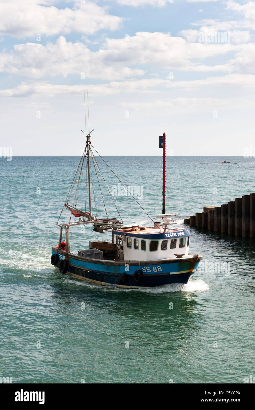 Küstenfischerei Boot nach Hause zu kommen, der Hafen von West Bay mit Fang Stockfoto