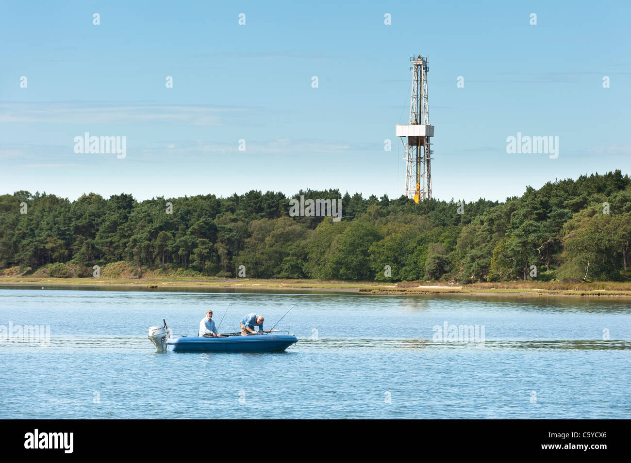 Poole Harbour mit Öl-Bohr-Rig und Fischerboot Stockfoto