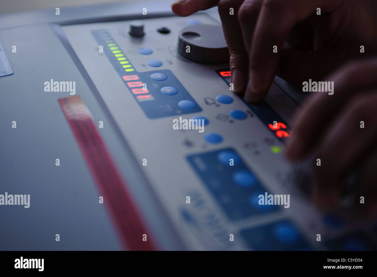 Nahaufnahme von Audiologie und Taubheit Schallkabine-Control-Panel mit digitaler Anzeige und Knöpfe Stockfoto